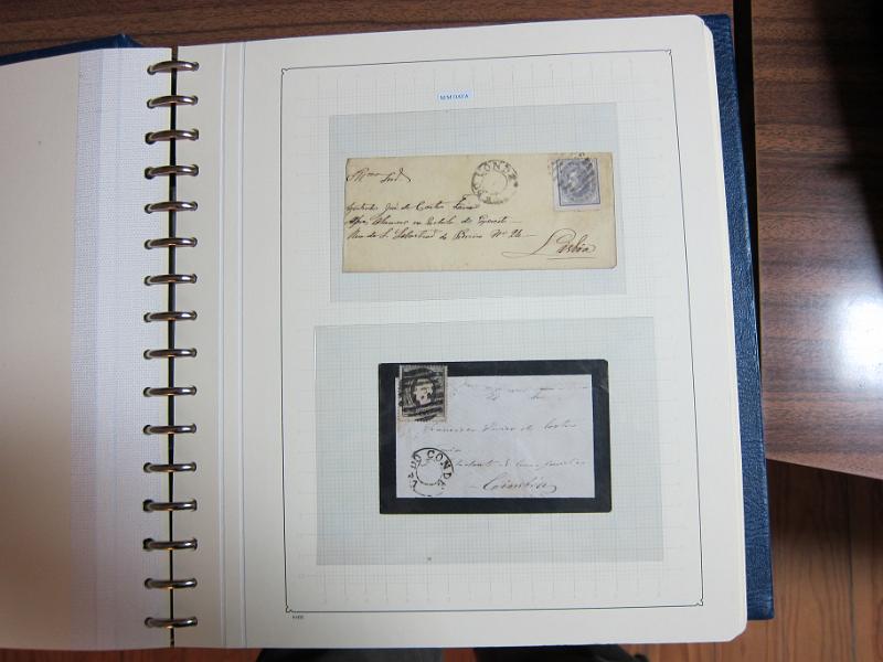0019 (212).JPG -     Lote:    19      Marcofilia      Lotes Especiais       Descrição:         Portugal. Colecção especializada de carimbos de duplo círculo, tipo 1852, montada em 4 álbuns Lindner, com selos de diversas emissões e cartas, com estudo minucioso de cada marca. Lote a ver.         Lote       Valor Base:     &euro; 2.500,00     Valor Venda:     Retirado     